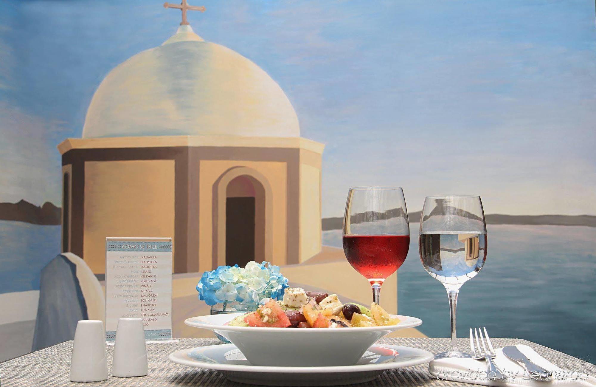 โรงแรมมอริสัน 114 โบโกตา ภายนอก รูปภาพ A Greek salad with wine