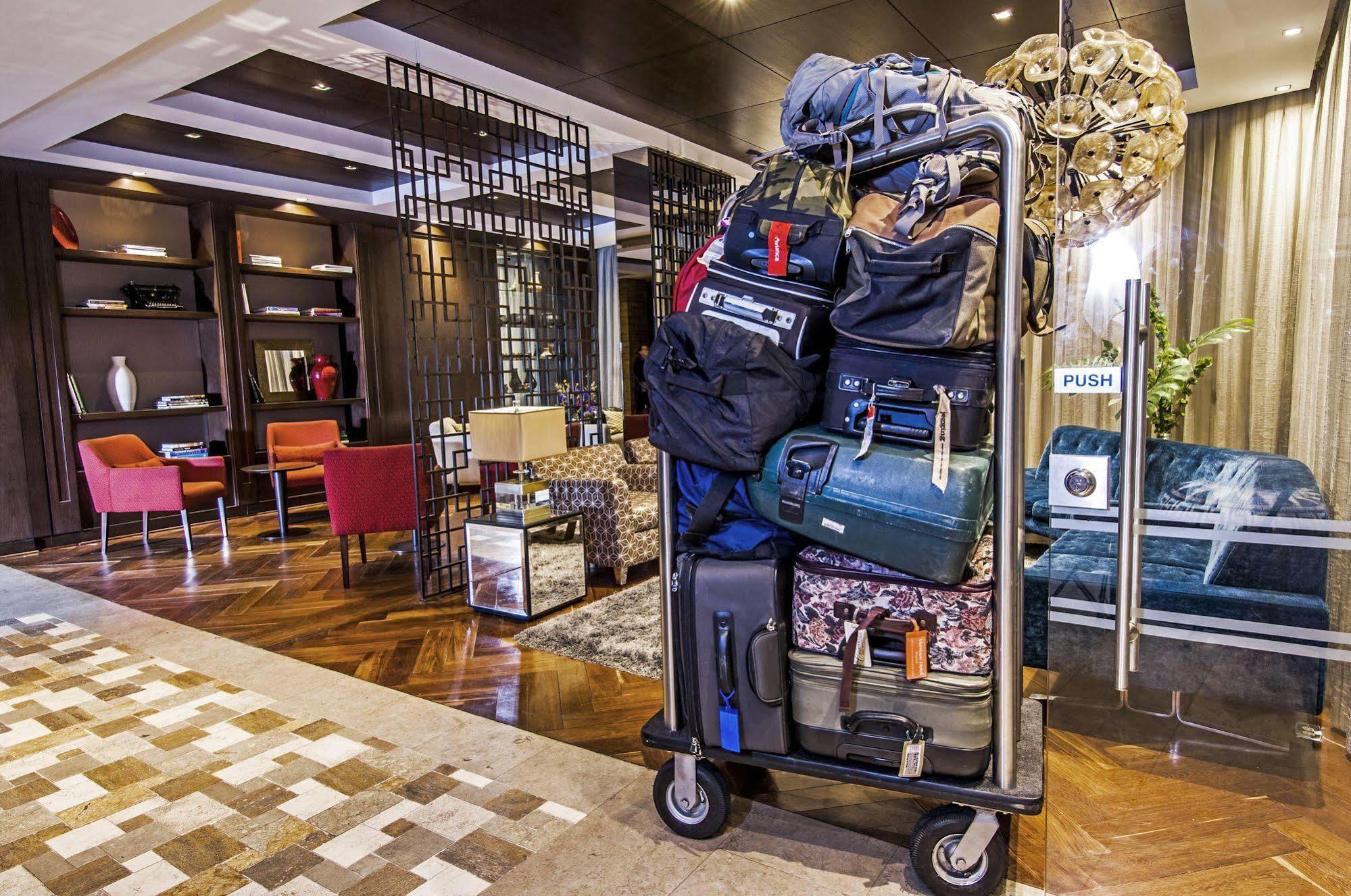 โรงแรมมอริสัน 114 โบโกตา ภายนอก รูปภาพ Luggage cart