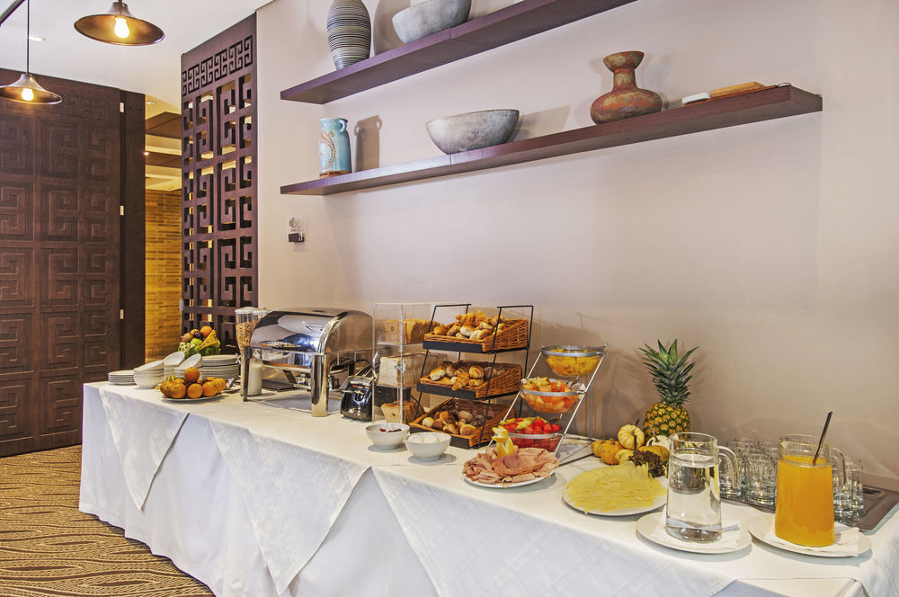 โรงแรมมอริสัน 114 โบโกตา ภายนอก รูปภาพ A buffet table