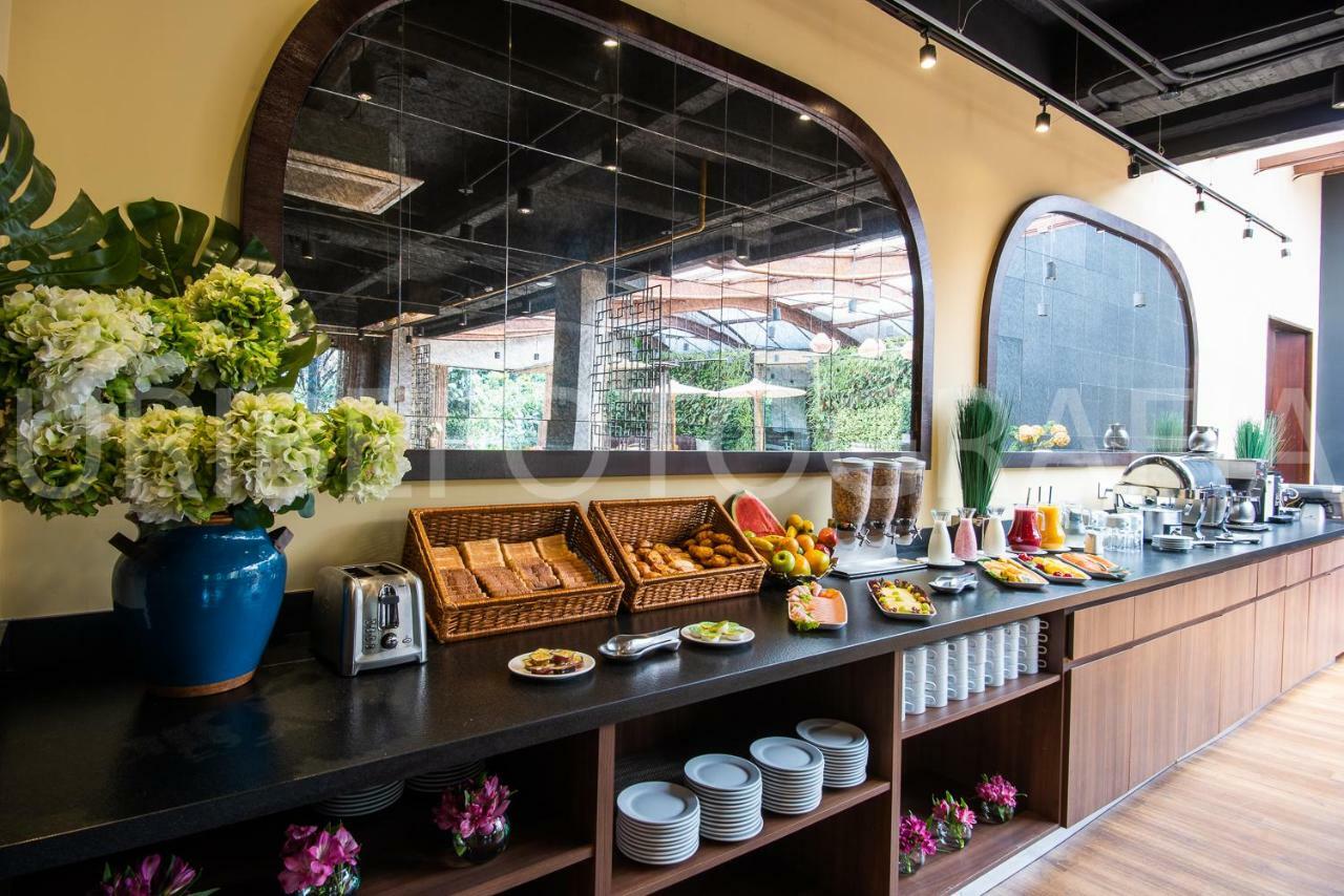 โรงแรมมอริสัน 114 โบโกตา ภายนอก รูปภาพ The buffet at the restaurant
